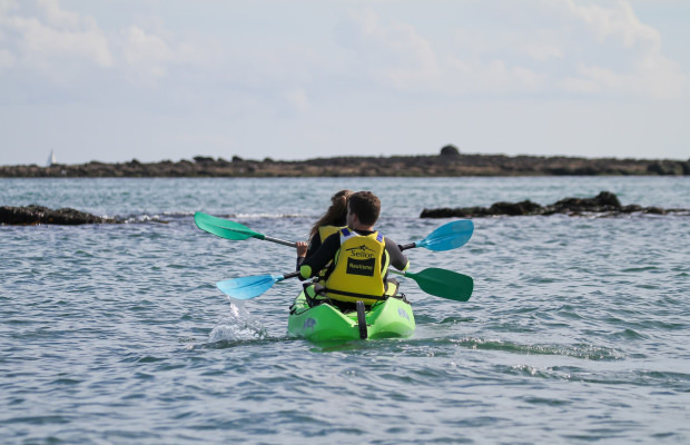 Balade en kayak à la plage de Kerguélen, à Larmor-Plage, près de Lorient (Morbihan)