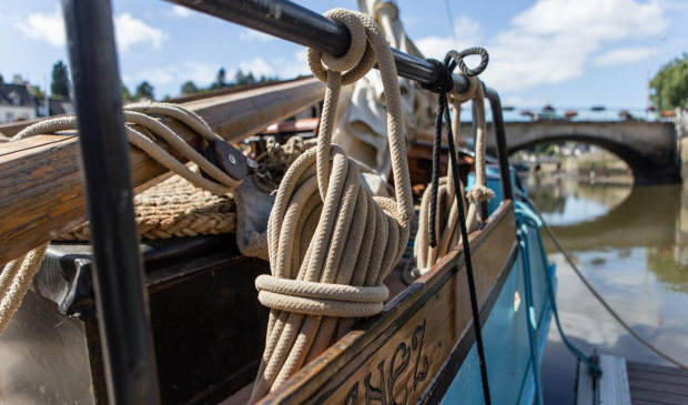 Au Fil de l'eau propose des excursions à bord de son voilier hollandais, le Korriganez - © Thomas DEREGNIEAUX LBST