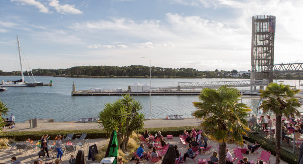 Grande terrasse face aux bateaux à Lorient La Base