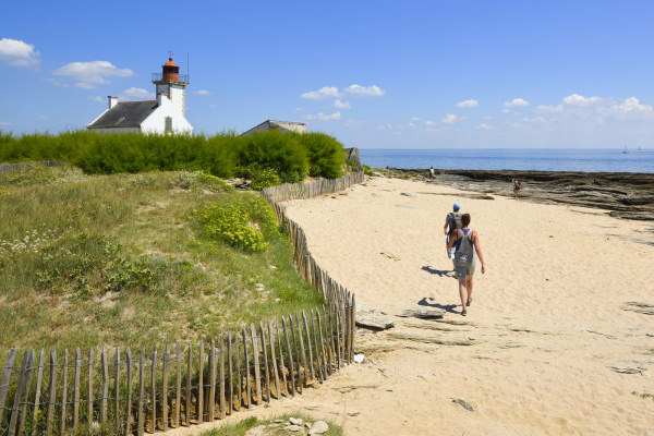 Phare, plage et massif rocheux de la Pointe des Chats sur l'île de Groix (Morbihan)