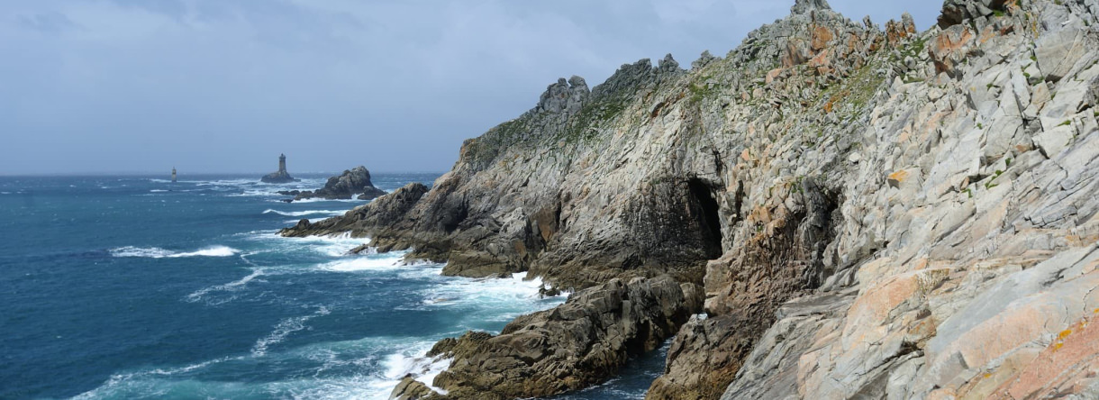 Falaises de la Pointe du Raz et au loin le Phare de la Vieille.