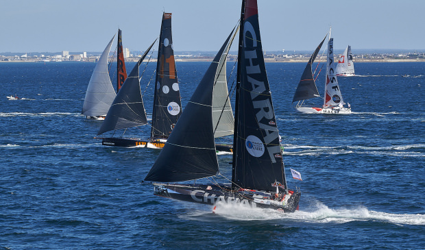 Bateaux de course Imoca au large de l'île de Groix