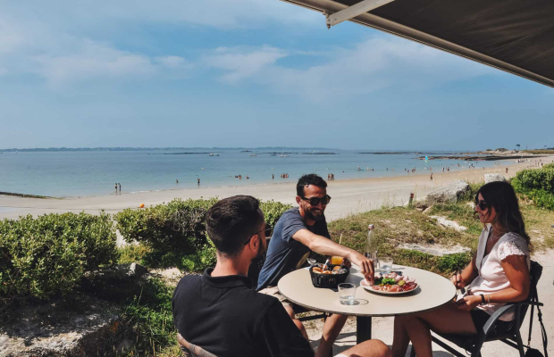 Apéro en terrasse en bord de mer au restaurant Les Mouettes, à Larmor-Plage (Morbihan)