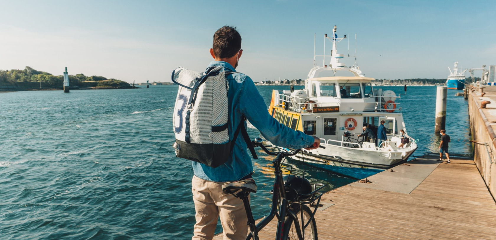 Embarquement bateau-bus à Lorient (Morbihan)