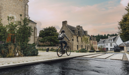 Balade à vélo dans le centre-ville de Pont-Scorff et découverte de son architecture bretonne (Morbihan)