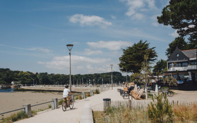 Restaurants situés sur la promenade du Bas-Pouldu, près du port de plaisance de Guidel (Morbihan)