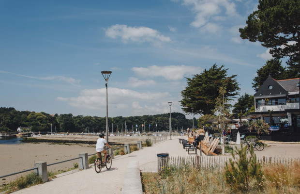 Restaurants situés sur la promenade du Bas-Pouldu, près du port de plaisance de Guidel (Morbihan)