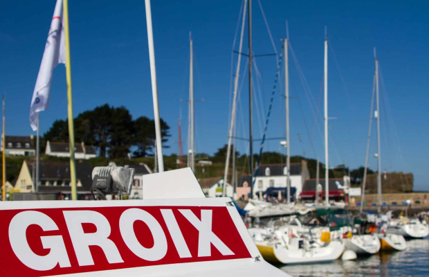 Gros plan sur le bateau de la compagnie Escal'Ouest à Port-Tudy, Groix.