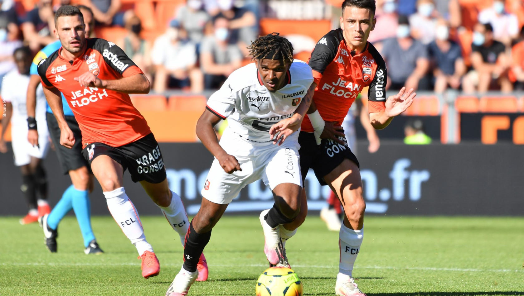Enzo Le Fée et Quentin Boisgard en pleine action lors d'un match du FC Lorient