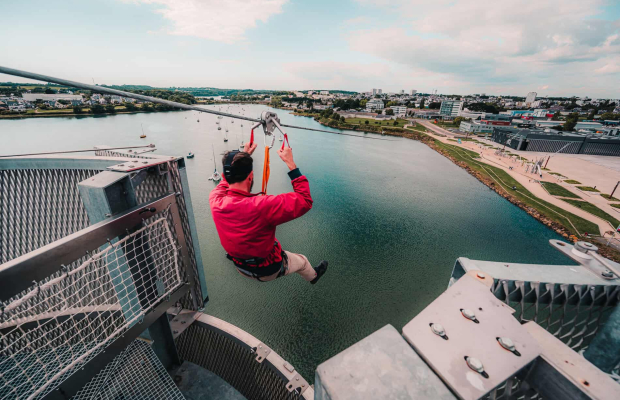 Personne s'élançant au-dessus de l'eau à La Tyroll de Lorient La Base (Morbihan)