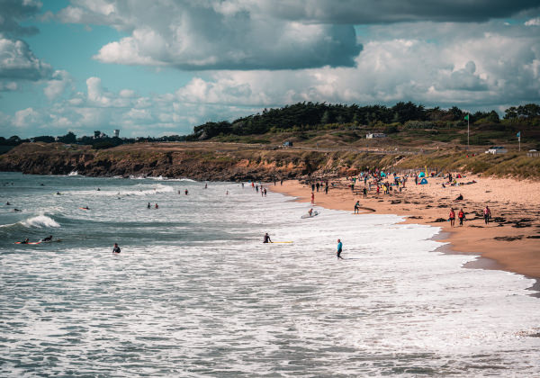 Surfeurs sur la plage du Loc'h à Guidel-plages.