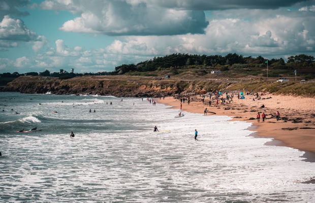 Surfeurs sur la plage du Loc'h à Guidel-plages.