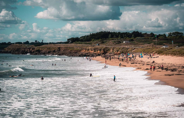 Surfeurs sur la plage du Loc'h à Guidel-plages.