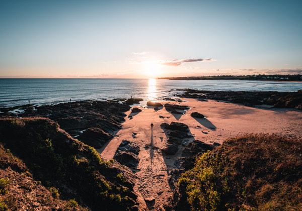 Coucher de soleil sur la crique des Amoureux à Guidel-plages.