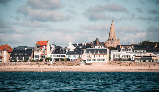 Larmor-Plage, vue de la mer sur la plage de Port-Maria et l'église - ©LEZBROZ - LBST