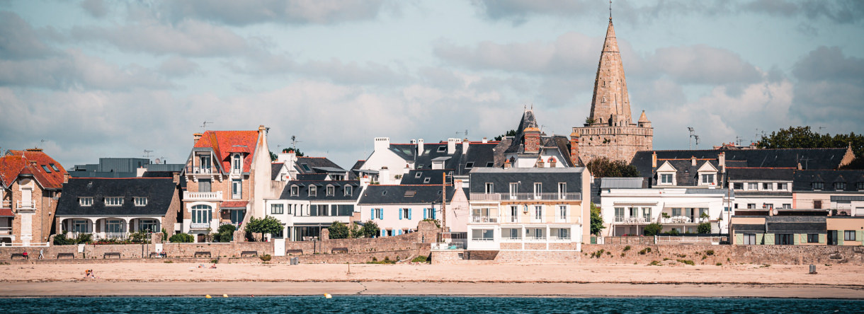 Larmor-Plage, vue de la mer sur la plage de Port-Maria et l'église - ©LEZBROZ - LBST