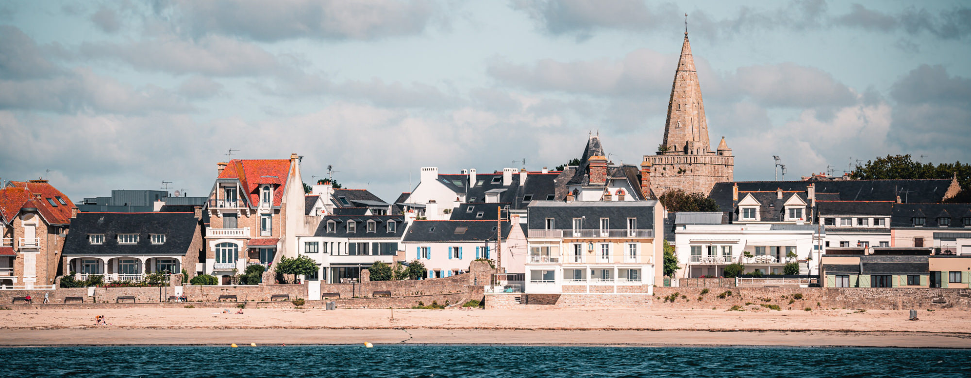 Larmor-Plage, vue de la mer sur la plage de Port-Maria et l'église - ©LEZBROZ - LBST