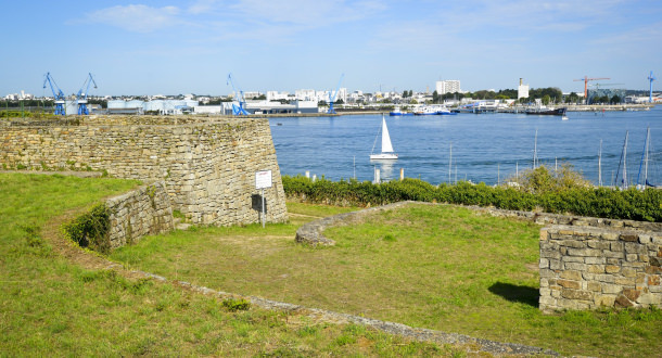 Vue sur les ports de Lorient depuis le fort de Pen Mané à Locmiquélic (Morbihan)