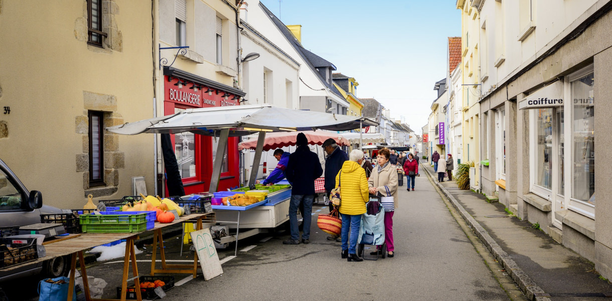 Marché de Locmiquélic dans le bourg (Morbihan)