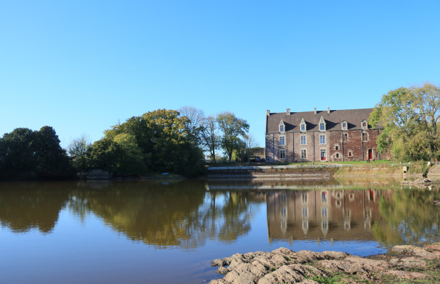 Le château de Comper et son étang dans la forêt de Brocéliande