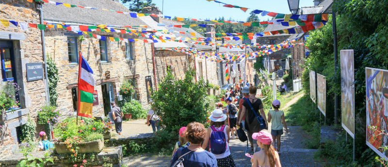 Balade en famille à La Gacilly pendant le festival de photographie, en été (Morbihan, Bretagne Sud)