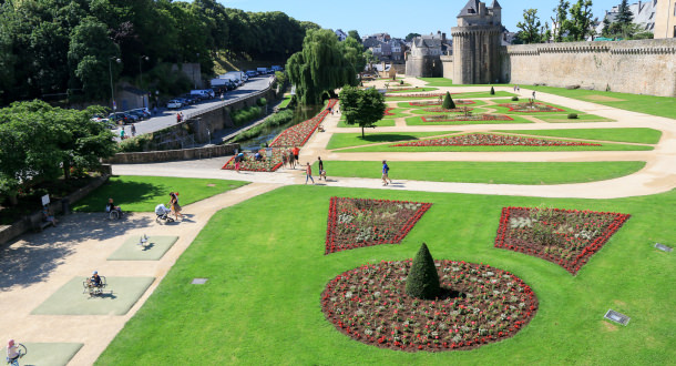 Vue sur le jardin le long des remparts de Vannes (Morbihan)