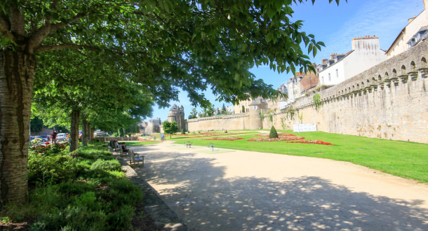 Promenade le long des remparts de Vannes (Morbihan)