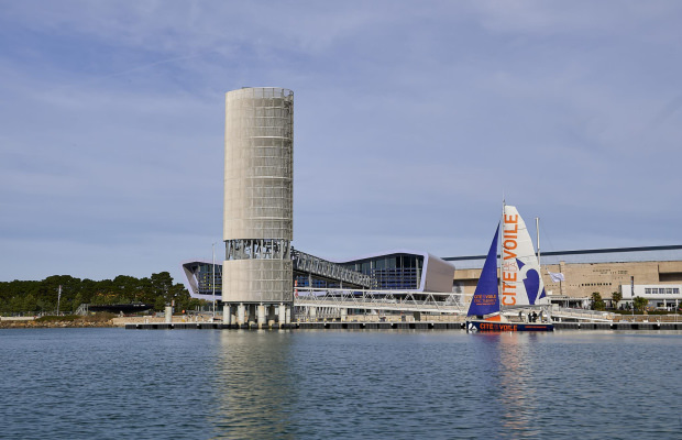 Cité de la Voile Eric Tabarly à Lorient la Base, un voilier Cité de la Voile en navigation devant les pontons