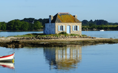 Maison aux volets bleus de Saint-Cado sur la Ria d'Etel.