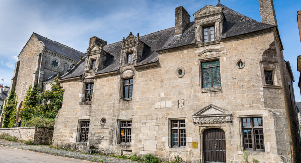 La mairie de Pont-Scorff est implantée dans le bâtiment restauré de la Maison des Princes, qui date du 16e siècle.La mairie de Pont-Scorff est implantée dans le bâtiment restauré de la Maison des Princes, qui date du 16e siècle.