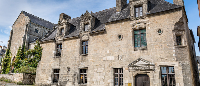 La mairie de Pont-Scorff est implantée dans le bâtiment restauré de la Maison des Princes, qui date du 16e siècle.La mairie de Pont-Scorff est implantée dans le bâtiment restauré de la Maison des Princes, qui date du 16e siècle.