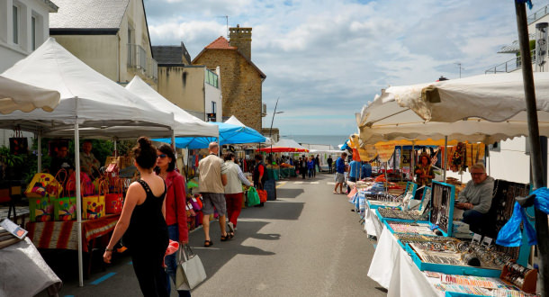 Allée vue mer du marché du dimanche de Larmor-Plage (Morbihan)