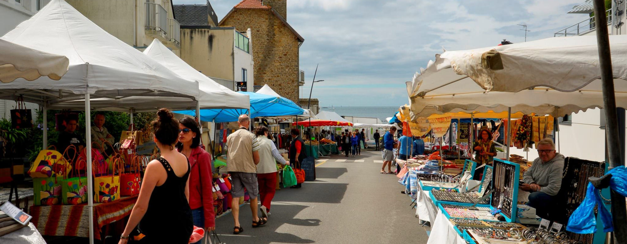 Allée vue mer du marché du dimanche de Larmor-Plage (Morbihan)