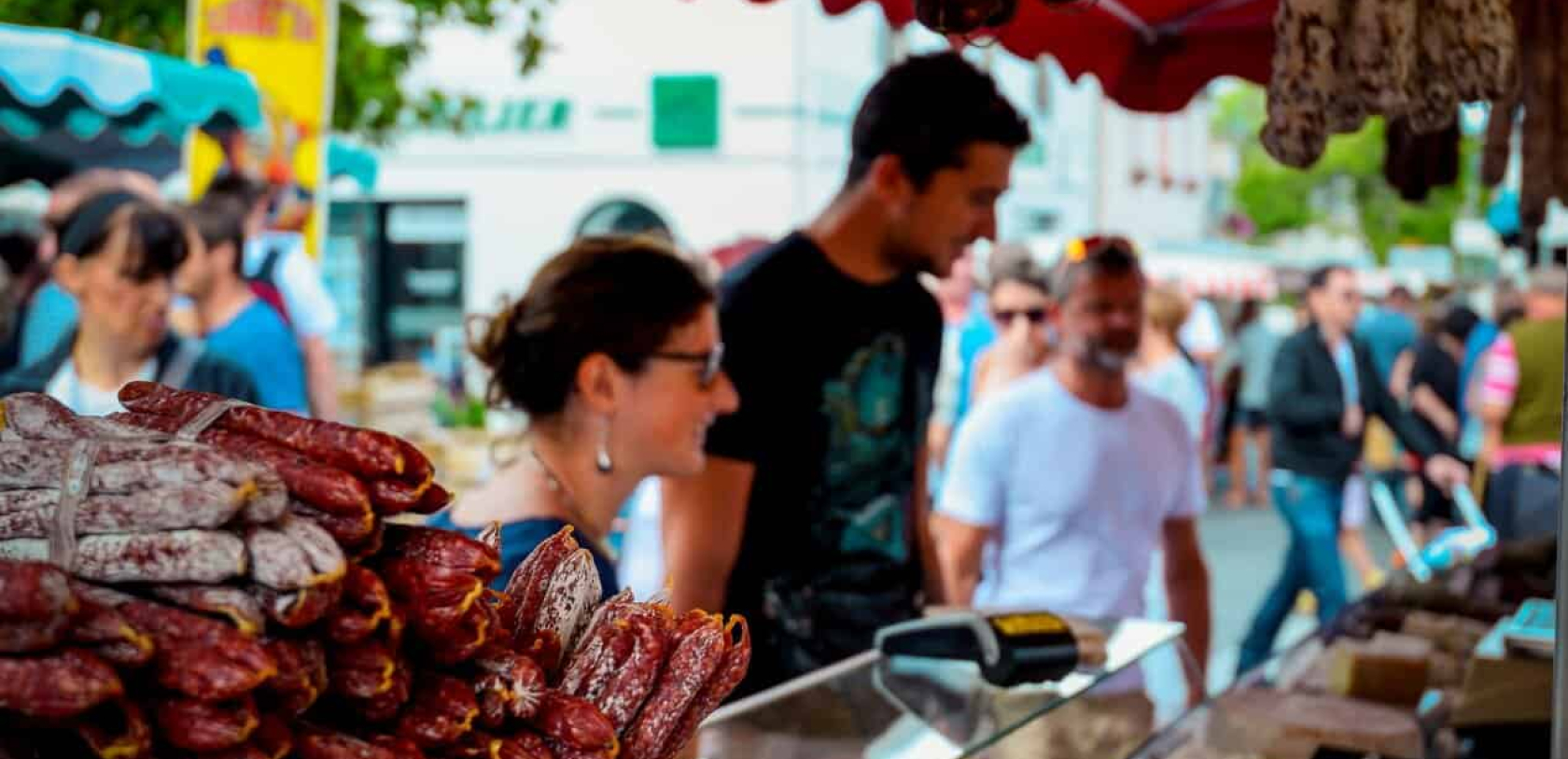 Marché de Guidel, stand de charcuterie et produits du terroir (Morbihan) - ©Emmanuel Lemée - LBST