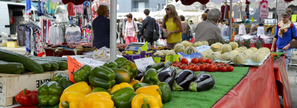 Étales de fruits et légumes sur le marché de Larmor-Plage