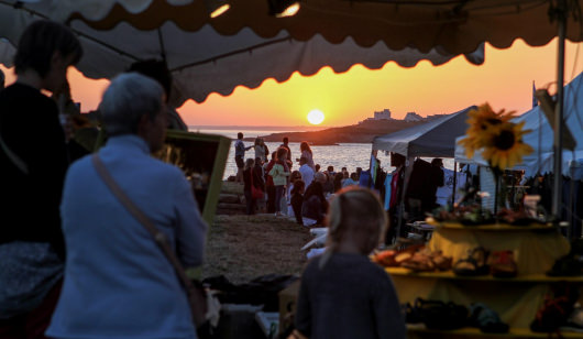 Marché nocturne au coucher de soleil à Ploemeur (Morbihan)