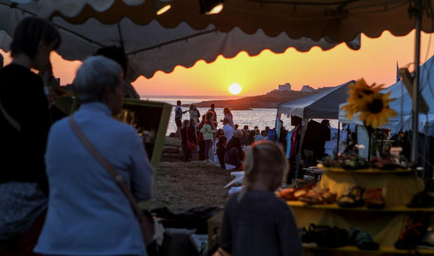 Marché nocturne au coucher de soleil à Ploemeur (Morbihan)