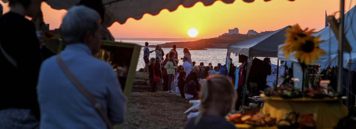 Marché nocturne au coucher de soleil à Ploemeur (Morbihan)