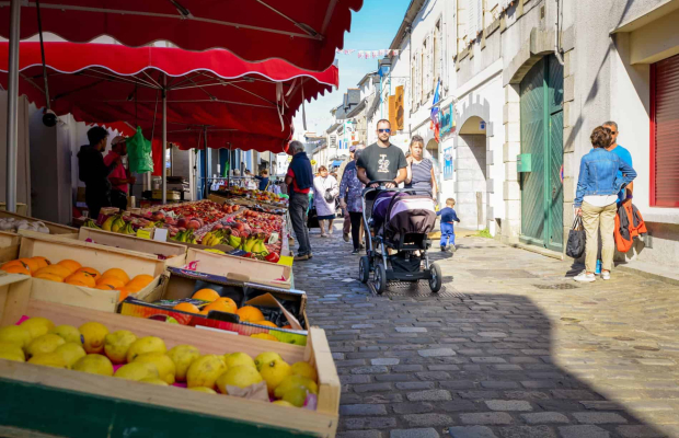 Marché dans le centre-ville de Port-Louis (Morbihan)