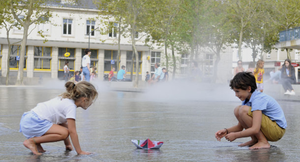 Le miroir d'eau du Parc Jules Ferry dans le centre-ville de Lorient (Morbihan)