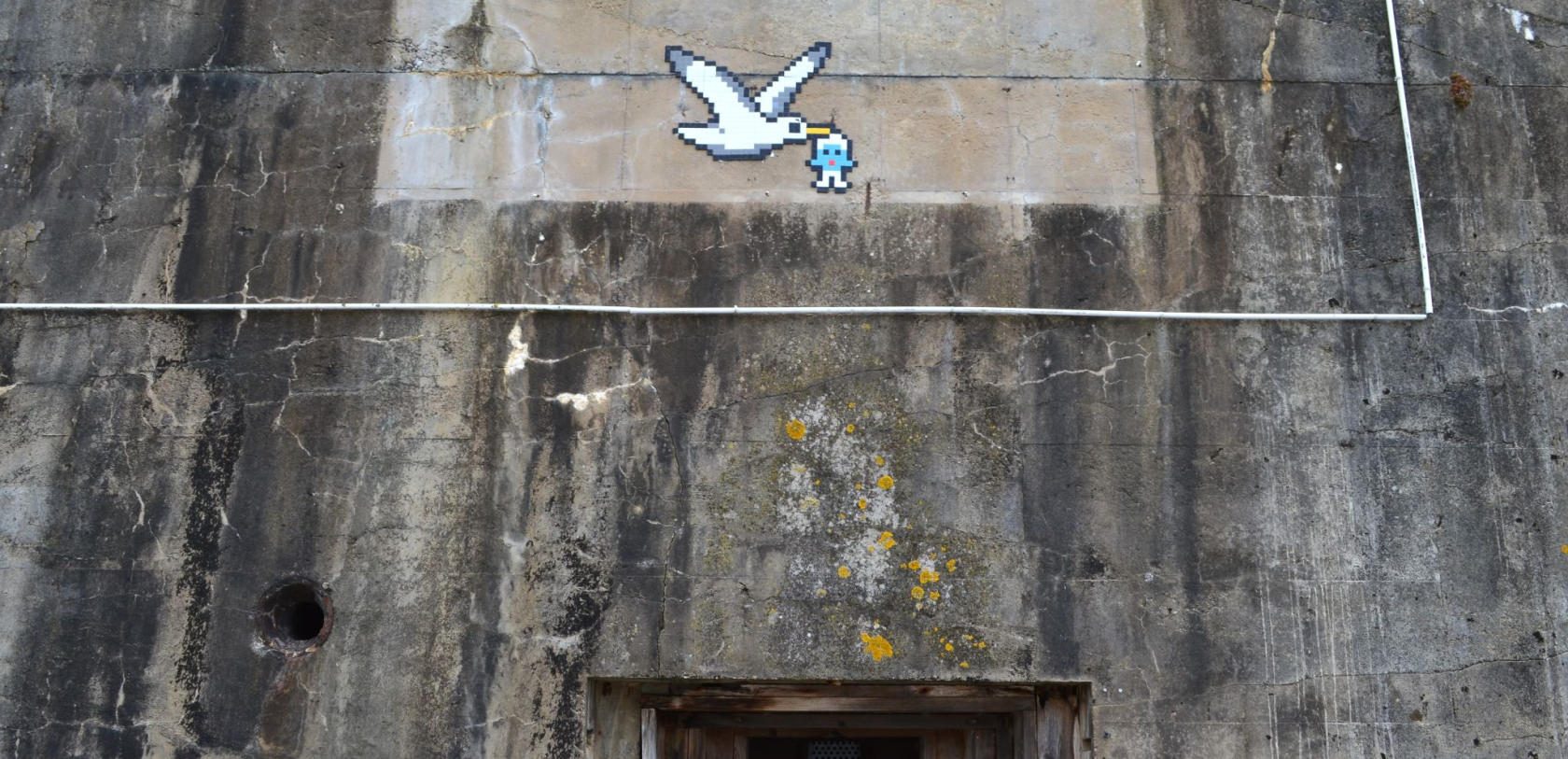 Mosaïque de Schtroumpfs par les street artistes IPDO à Lorient La Base (Morbihan) - ©LBST Mosaïque de Schtroumpfs par les street artistes IPDO à Lorient La Base (Morbihan)