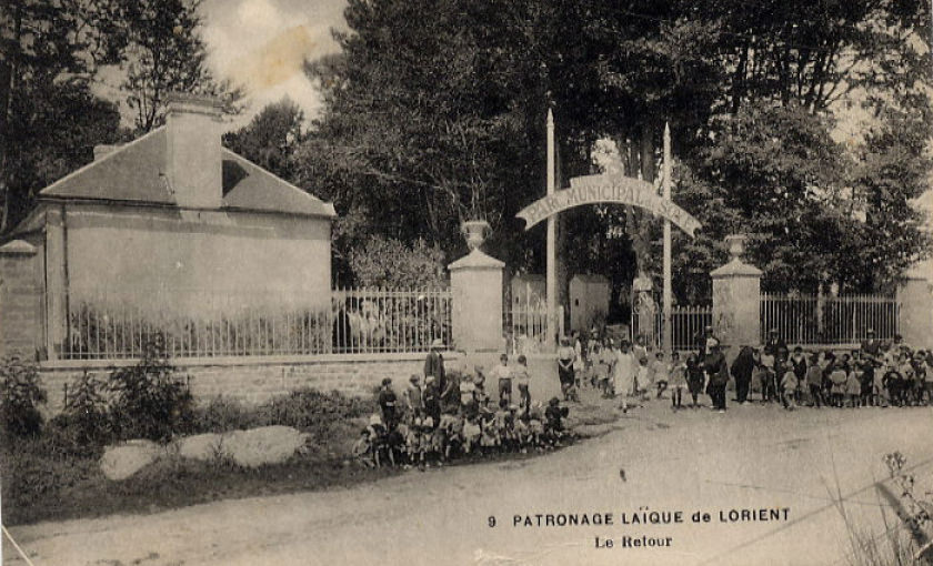 Ploemeur, groupe d'enfants devant le château de Soye.