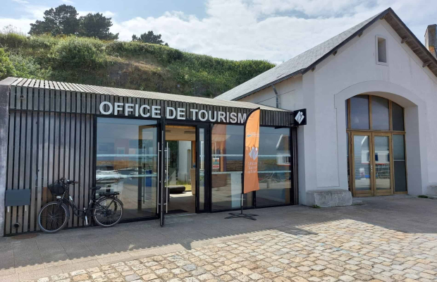 Façade de l'office de tourisme de l'île de Groix, à Port-Tudy (Morbihan)