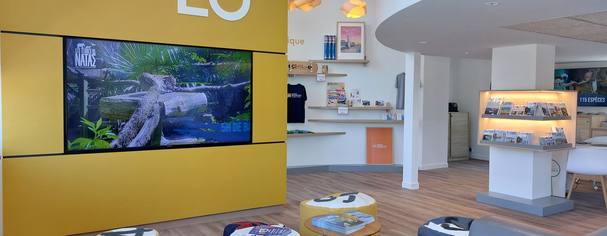 Intérieur de l'office de tourisme de Lorient, quai de Rohan (Morbihan)