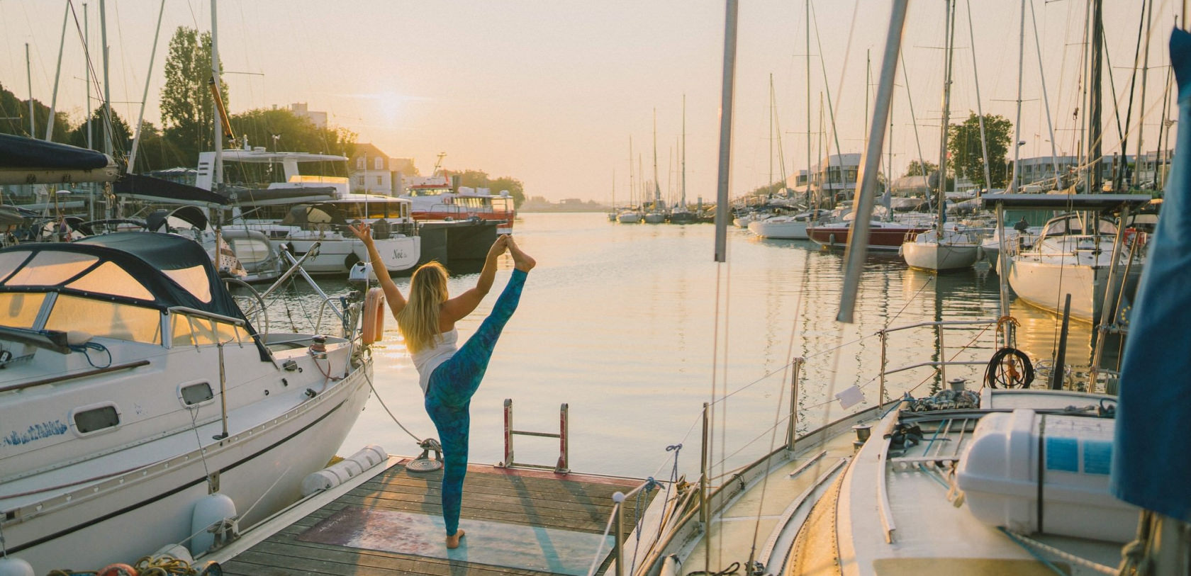 Yoga sur fond de lever de soleil au port de plaisance de Lorient Centre.