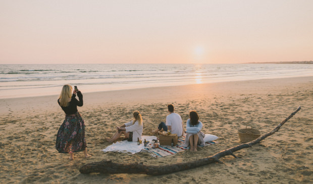 eunes, apéro à la plage et coucher de soleil sur la plage du Loch à Guidel-Plages.