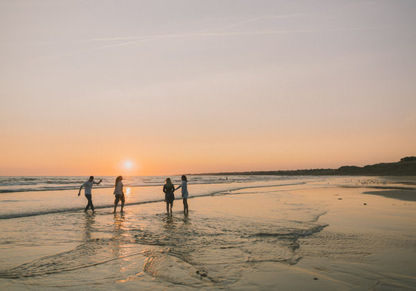 Jeunes à la plage et coucher de soleil sur la plage du Loch à Guidel-Plages.