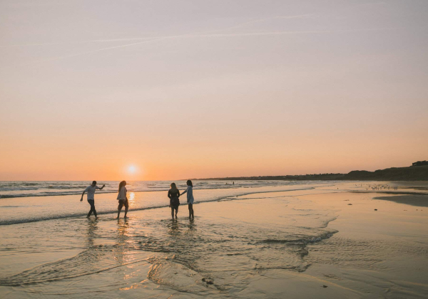 Jeunes à la plage et coucher de soleil sur la plage du Loch à Guidel-Plages.