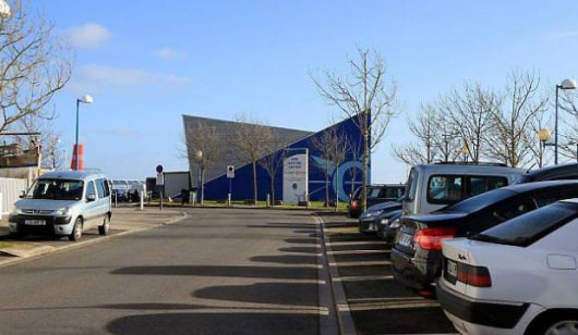 Parking de l'embarcadère vers la gare maritime de Lorient.