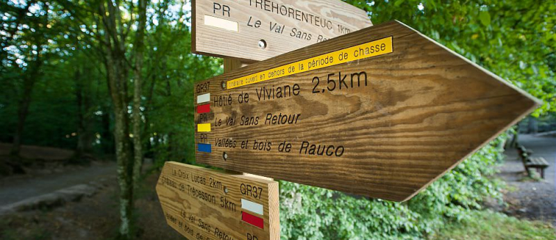 Panneau des sentiers de randonnée dans la forêt de Brocéliande, à Tréhorenteuc (Bretagne)
